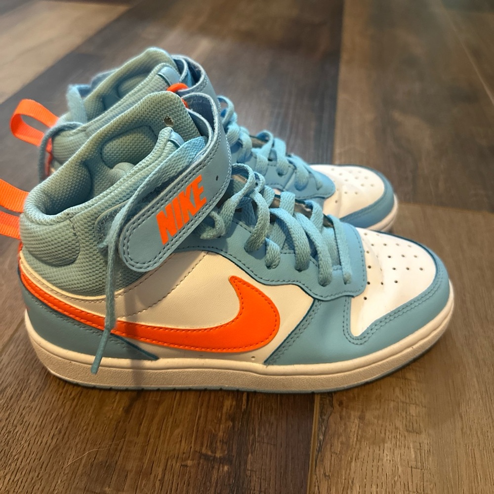 NIKE BIG KID COURT BOROUGH MID‎ 2 SNEAKERS Size 4Y White, Baby Blue, & Orange